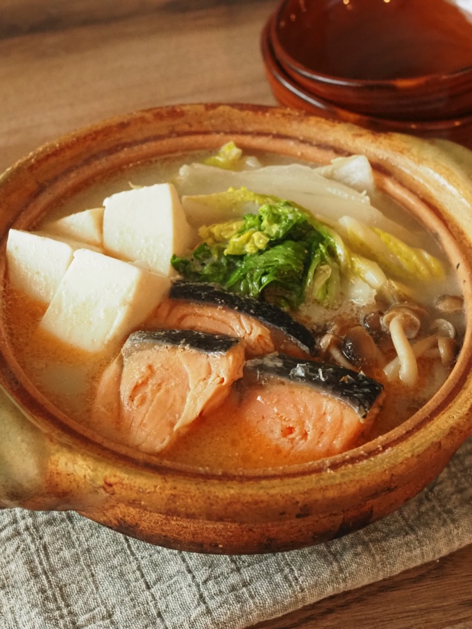 体の芯から温まる！鮭の味噌豆乳鍋