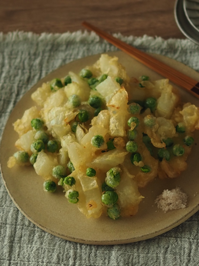 新玉ねぎとグリーンピースの春のかき揚げ