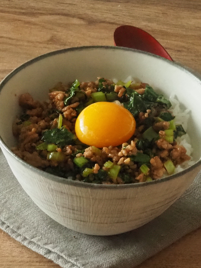 ひき肉と小松菜のとろ〜り卵黄ピリ辛丼