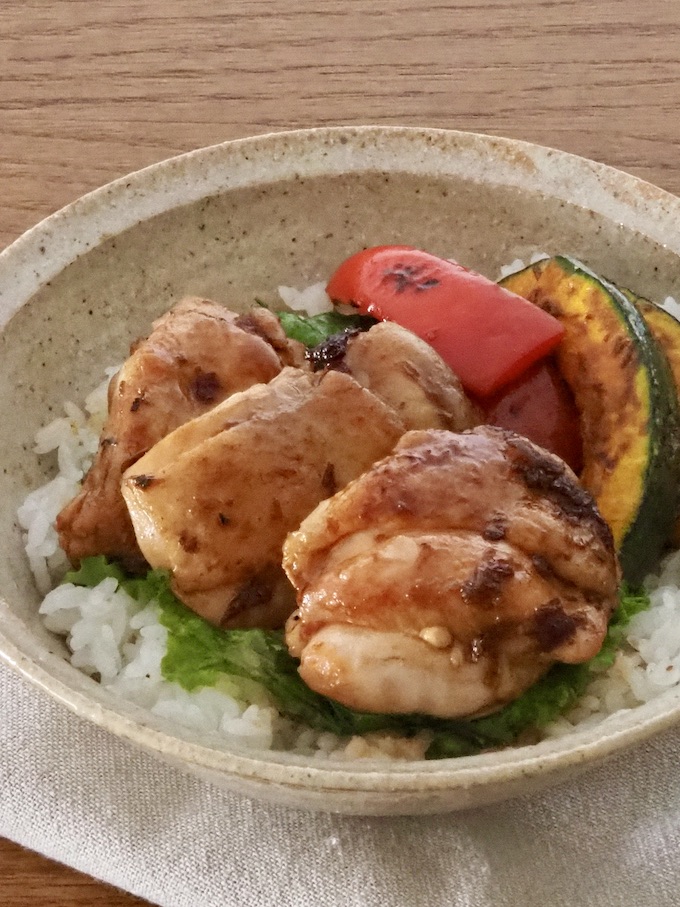 鶏と夏野菜のガーリック炒め丼